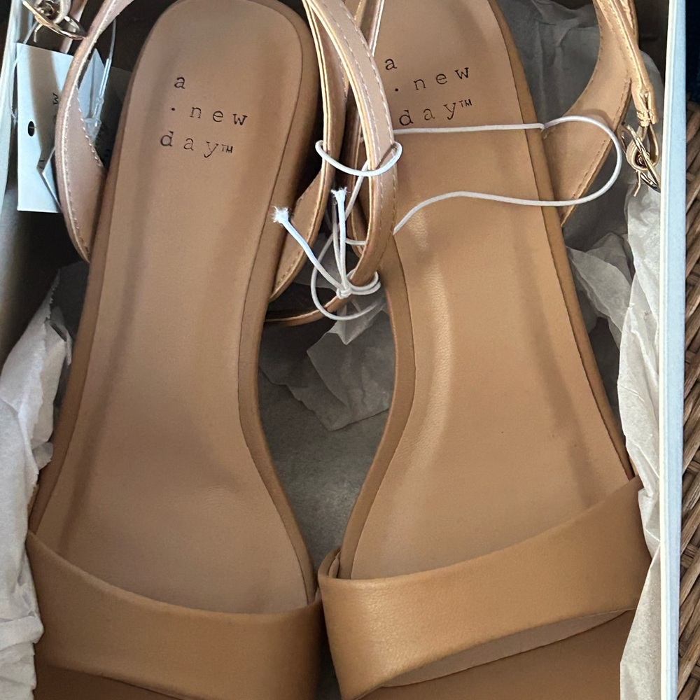 NWT New Day Sonora shoes Wom Sz 6 Tan open toe w strap, mem foam, Wedding, Proms - Picture 5 of 10